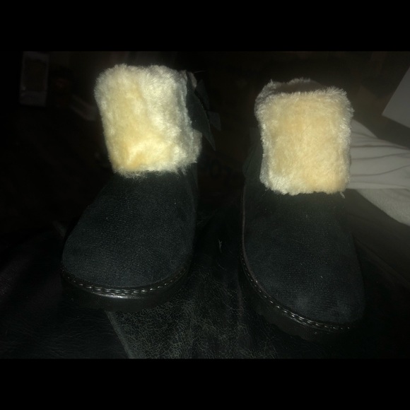 Girls winter boots. Size 25 Euro or 8.5 in us.    Never worn.  Not in retail box - Picture 1 of 5